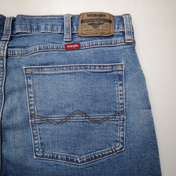 Wrangler Men's Size 36/30 Lighter Wash Slim Straight Blue Jeans - Picture 8 of 13